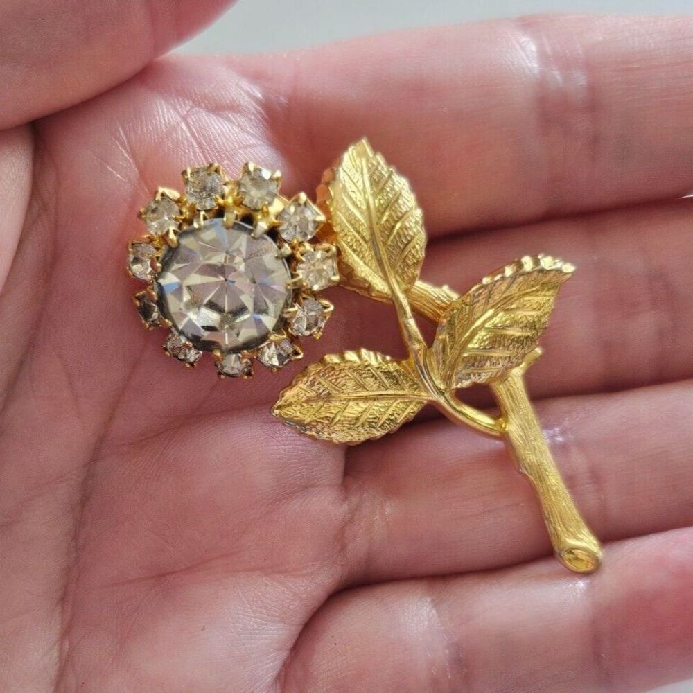 Vintage gold tone rhinestone flower brooch